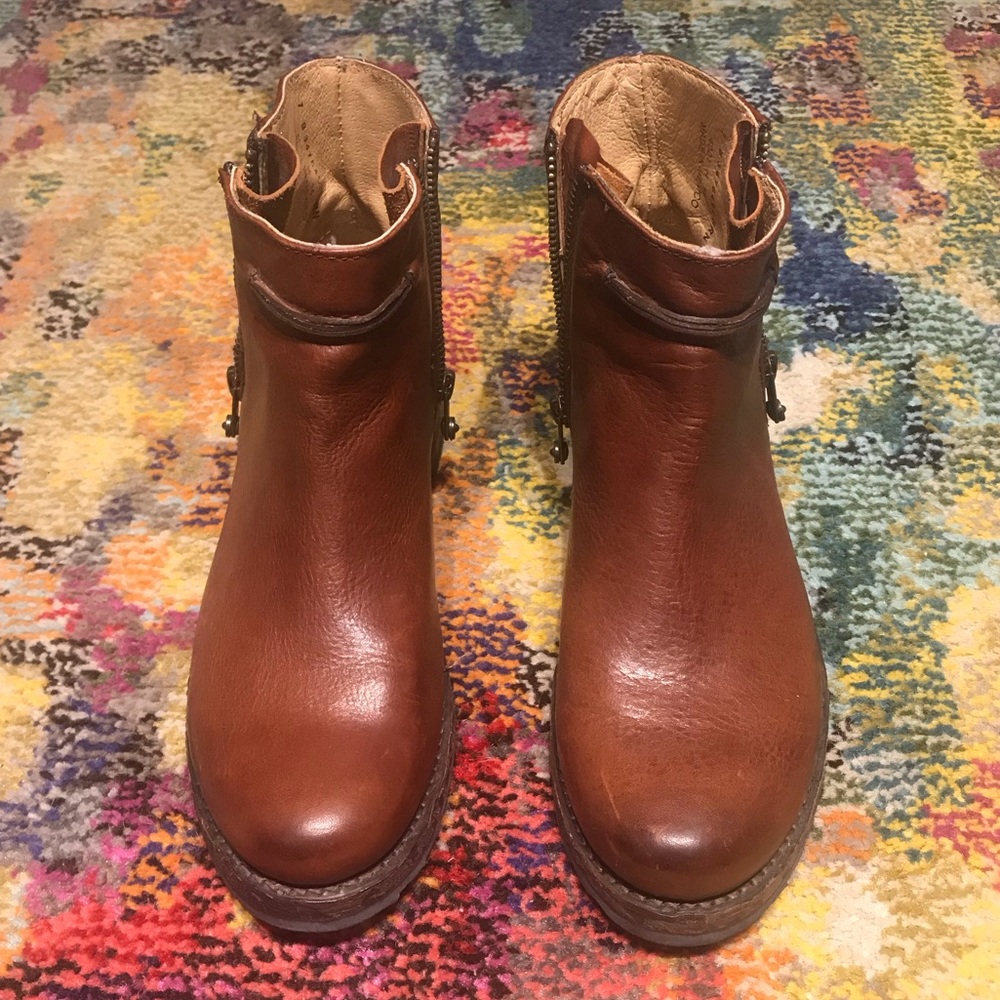 NWOT Frye Veronica Seam Short in Brown